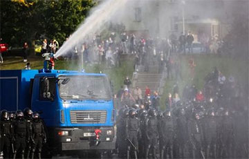 В Минске протестующие вывели из строя два водомета