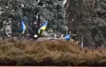 В Херсоне местные жители отобрали у российских военных флаги Украины