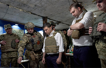 Зеленский отправился на передовую и вручил украинским бойцам награды
