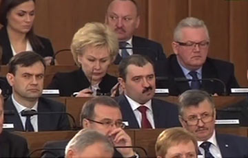 «И усами шевелит»: Выражение лица Виктора Лукашенко во время спича родителя