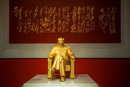 Китай показал золотую статую Мао Цзэдуна