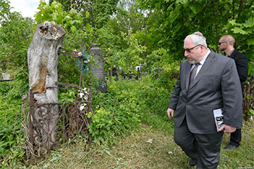Посол Израиля спасает кладбище в Могилеве