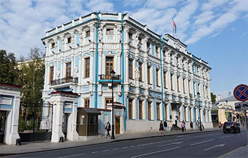 Здание посольства Беларуси в Москве подсветили в бело-красно-белые цвета