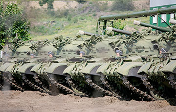 Фотофакт: По России эшелонами перевозят большое количество танков