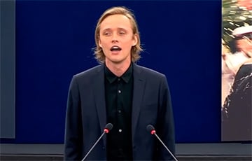 Польский актер устроил перфоманс в Европарламенте в знак солидарности с Беларусью