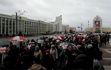 Сотни пенсионеров идет по проспекту Независимости в Минске