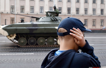 Фотофакт: Танки «смяли» асфальт в Минске