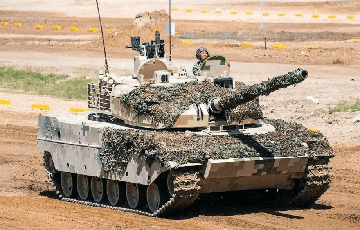 Китай стянул танковый кулак на границу с Индией