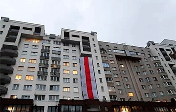 В Грушевке вывесили огромный бело-красно-белый флаг