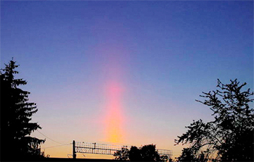 Фотофакт: Световой столб в небе над Ратомкой