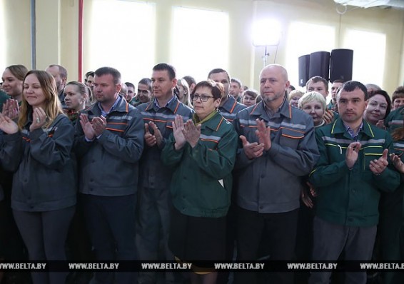 Лукашенко о зарплате «по 500»: «Мы просто приперты к стенке»