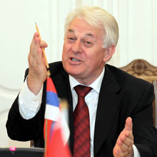 Сербский посол защищает диктатора