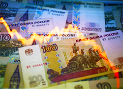 Российский рубль на открытии торгов стремительно падает
