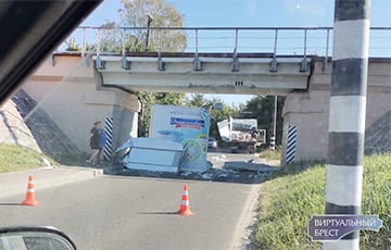 В Бресте грузовик с мороженым не смог проехать под мостом