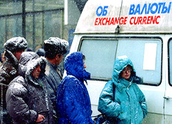 Паника в России: евро - 100 рублей, доллар - 80