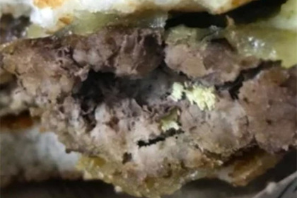 Австралийка съела половину бургера и обнаружила в нем личинки