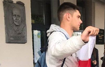 В Могилеве студент развернул бело-красно-белый флаг на «флешмобе» БРСМ