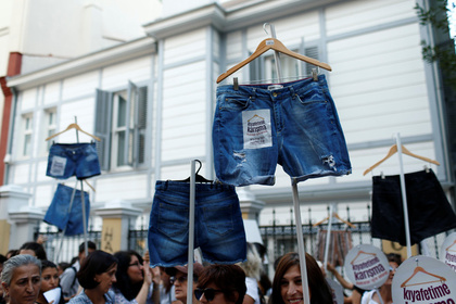 Стамбульские женщины устроили шествие против ограничений в ношении одежды