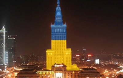 Солидарность с Евромайданом: самое высокое здание Польши стало сине-желтым
