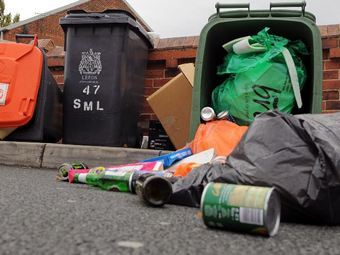 Улицы британских городов завалили мешками с мусором