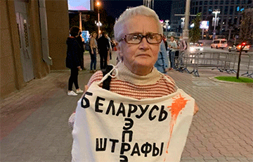 Нина Багинская вышла на проспект Независимости с плакатом