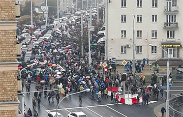 В районе Романовской Слободы в Минске идет огромная колонна протестующих