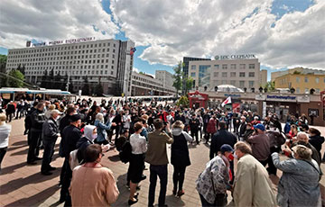 В Витебске тысячи людей стоят в очередях, чтобы подписаться за Тихановскую