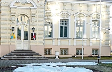 В Вильнюсе с посольства Беларуси сняли лукашистский флаг и заменили его БЧБ и украинским
