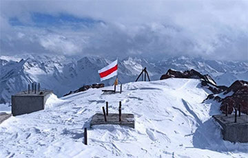 Белорус шел на Эльбрус — и обнаружил национальный флаг на высоте 4100 метров