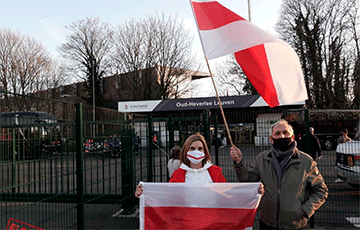 В Бельгии белорусских футболистов встречали под бело-красно-белым флагом