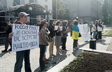 У посольства РФ в Киеве прошла акция в поддержку Сенцова и Кольченко