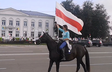 В Смолевичах девушка на коне проскакала с бело-красно-белым флагом