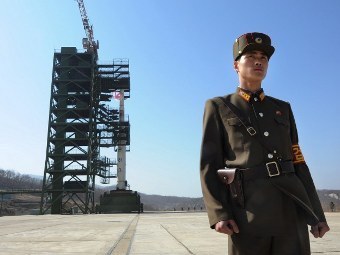 Северокорейская ракета установлена на стартовую площадку
