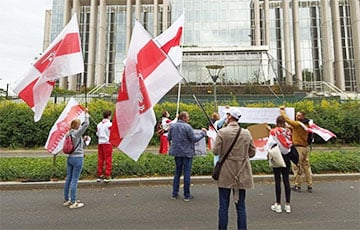 Белорусы Франции пикетировали штаб-квартиру Интерпола