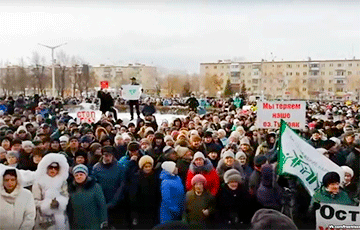 Тысячи жителей уральских городов вышли на протесты