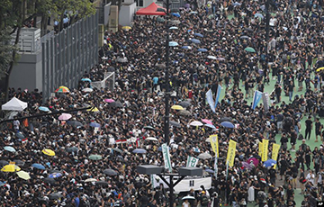 В Гонконге протестующие студенты превратили свои вузы в «крепости»