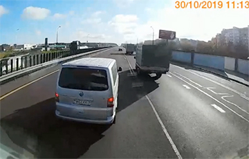 Видеофакт: На МКАД «учитель» на VW тормозил перед груженой фурой
