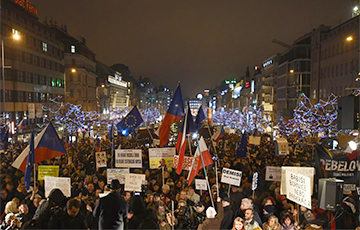 В Праге тысячи человек потребовали отставки премьера