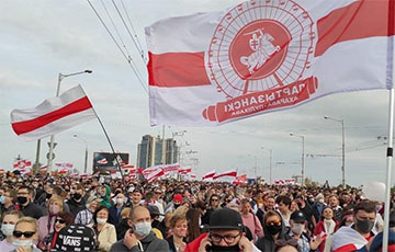 Революционные дворы и районы пришли на Марш под своими флагами