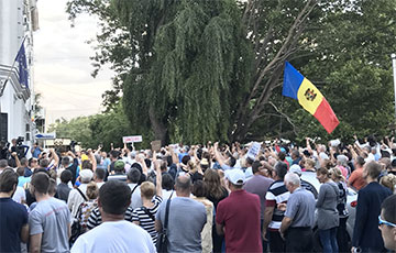 В Молдове демонстранты заблокировали вход в мэрию Кишинева