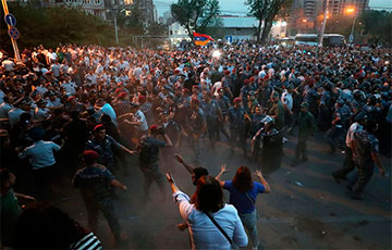 В Ереване начались яростные столкновения между протестующими и полицией