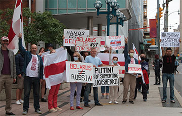 «Руки прочь от Беларуси!»: жители Торонто вышли к консульству РФ