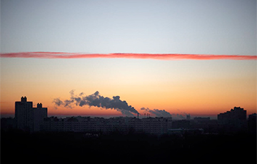 В небе над Минском появилась огромная красная полоса