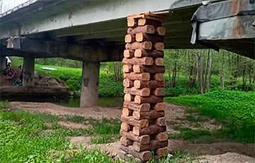 В Воложинском районе мост «отремонтировали» деревянными подпорками