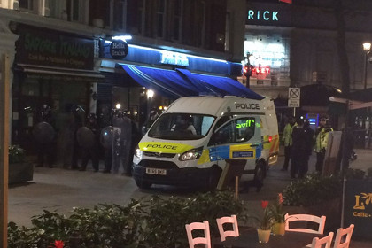 В лондонском ресторане мужчина два часа удерживал заложницу