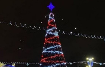 В центре Минска елка украшена в бело-красно-белые цвета