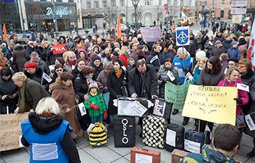 В Литве из-за низких зарплат бастуют учителя