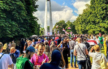 Живой поток людей на митинг в Гродно