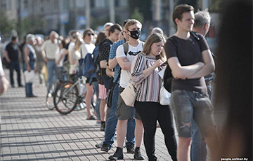 Участники акции солидарности продожают собираться в разных местах Минска