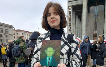 Девушка  с позеленевшим Путиным в руках: На следующую Площадь приглашу всех знакомых